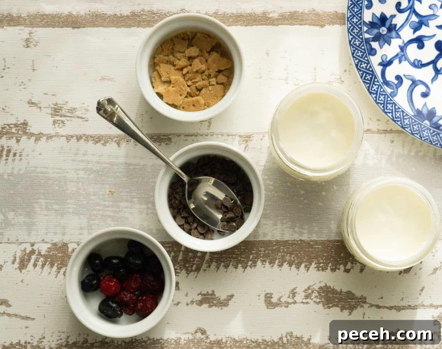 greek yogurt in jars with mix ins