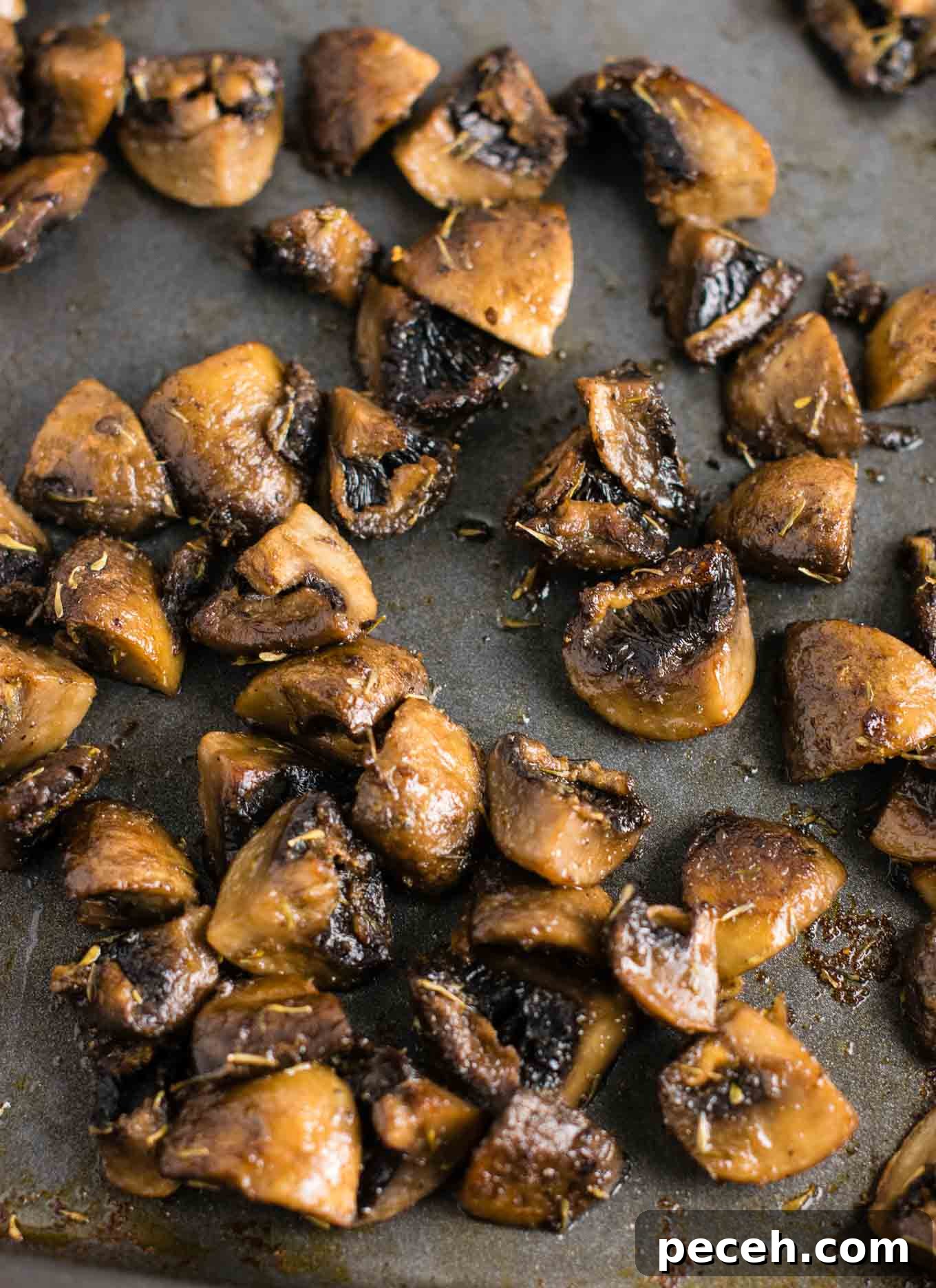 Quick Oven-Roasted Mushrooms with Garlic and Herbs 2 Quick and easy roasted mushrooms recipe. Perfect healthy side dish! #sidedish #roastedmushrooms #vegan #meatless #mushrooms #dinner #vegetables