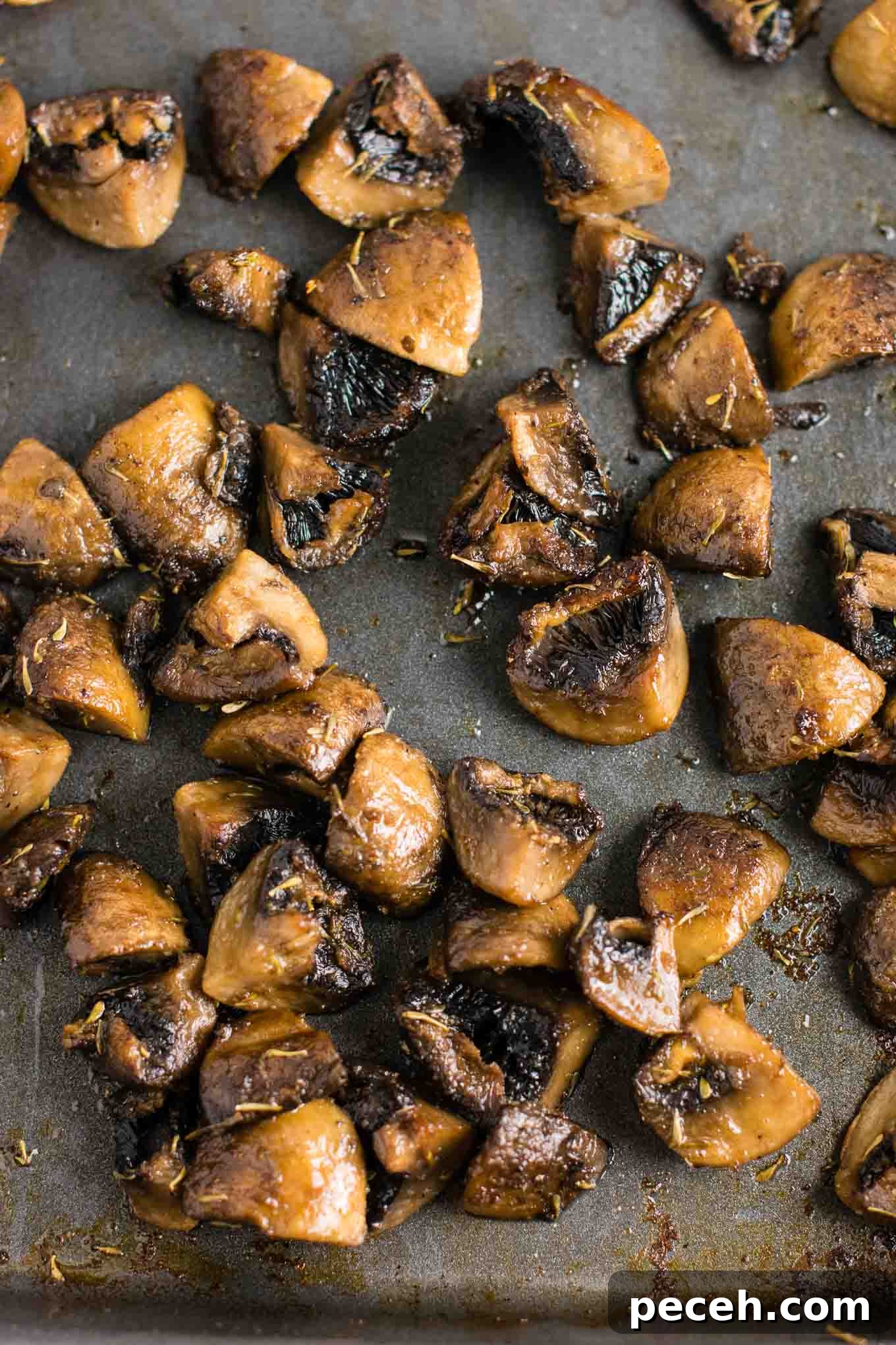 Quick Oven-Roasted Mushrooms with Garlic and Herbs 6 Quick and easy roasted mushrooms recipe. Perfect healthy side dish! #sidedish #roastedmushrooms #vegan #meatless #mushrooms #dinner #vegetables