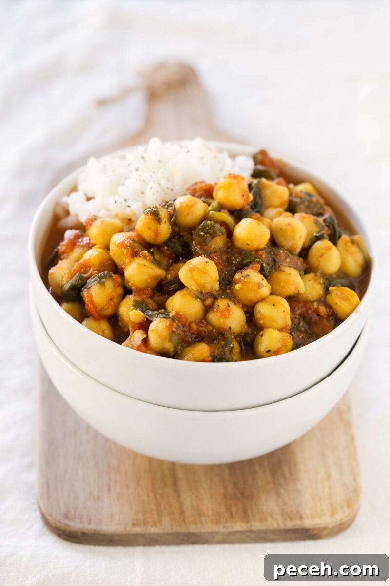 Chole Palak: Spiced Chickpeas with Spinach Curry Recipe 2 Chole Palak (Spinach with Chickpeas).- Chole Palak is an Indian recipe made with spinach and chickpeas. It's quite spicy, but so delicious. Besides, we've made an oil-free version.