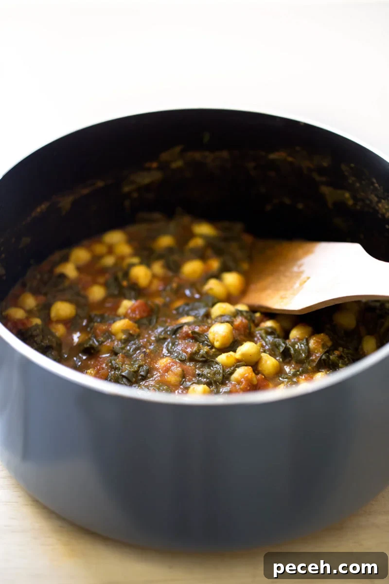 Chole Palak: Spiced Chickpeas with Spinach Curry Recipe 3 Chole Palak (Spinach with Chickpeas).- Chole Palak is an Indian recipe made with spinach and chickpeas. It's quite spicy, but so delicious. Besides, we've made an oil-free version.
